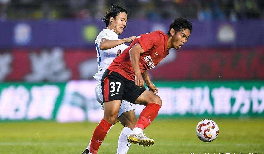 长春亚泰队员在比赛中打败对手，晋级下一轮
