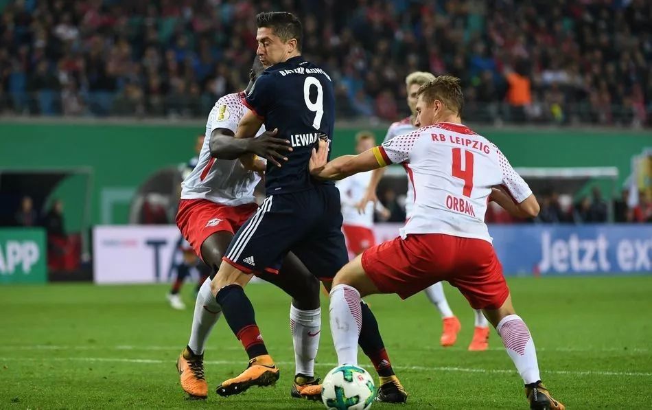 红牛二队鏖战梅赛德斯，诺里斯统治全场